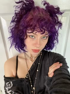 Simple Eye Looks, Hairstyles Goth, Grunge Indie Aesthetic, Girl With Purple Hair, Dyed Curly Hair, Goth Hair, Colored Curly Hair, Haircuts For Curly Hair, Y2k Fairy