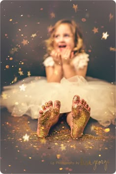 Kids New Years Photoshoot Ideas, 4 Year Photoshoot Ideas, New Years Photoshoot Kids, 5 Year Photoshoot Ideas, Golden Birthday Shoot Ideas, New Year Photoshoot Ideas Kids, Toddler Birthday Photoshoot Ideas, Creative Christmas Photoshoot Kids, Glitter Studio Photoshoot