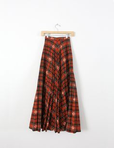 Black Plaid Skirt Outfit, Plaid Maxi Skirt, 70s Plaid, Black Plaid Skirt, Flannel Skirt, 70s Skirt, Plaid Skirt Outfit, Skirt Aesthetic, Vintage Flannel