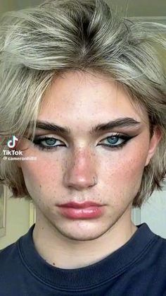 Gender Neutral Eye Makeup, Feminine Men Makeup, Lived In Makeup, Dark Masc Makeup, Masculine Makeup Looks For Women, Mate Makeup Look, Androgynous Makeup Looks, Male To Female Makeup, Gender Fluid Makeup