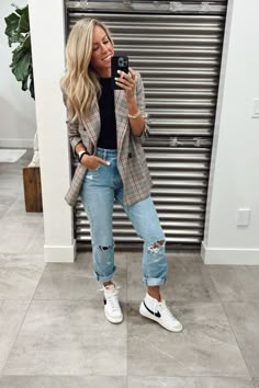 Blazer And Sneakers Outfit, Comfy And Cute Outfits, Plaid Blazer Outfit, Nike Blazers Outfit, Jeans Blazer, Blazer Outfits Casual, Looks Jeans, Outfits To Copy