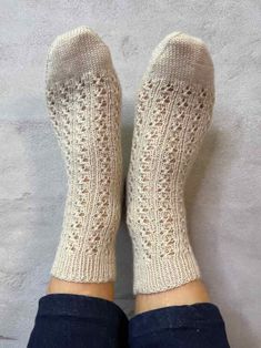 Isadora socks from Önling, knitting pattern Knitting patterns Inge - Lis Holst How To Knit Socks, Icelandic Sweaters, Socks Knitting, Shoes Pattern, Knitting Kit, Sock Knitting Patterns, Learn How To Knit, Knitted Socks, Shoe Pattern