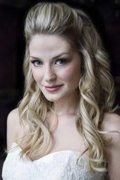 A half-up, half-down hairstyle created with a pouf on the top of the head and a set of loose beach Waves that fall over the shoulders| 20 Long #Wedding #Hairstyles 2013 | Confetti Daydreams Make Up Sposa, Diy Wedding Hair, Wedding Hair Ideas, Best Wedding Hairstyles, Wedding Hairstyles Half Up Half Down, Trendy Wedding Hairstyles, Penteado Cabelo Curto, Wedding Hairstyles For Long Hair