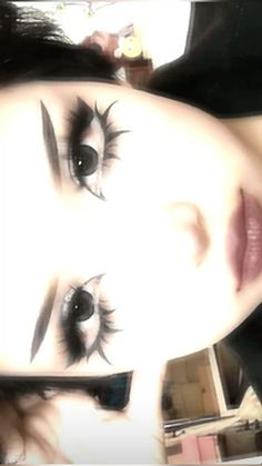 Dark Doll Makeup, Heavy Eyeliner Makeup, Grunge Y2k Makeup, Trad Goth Eye Makeup, Soft Emo Makeup, Gothic Eyeliner Ideas, Cute Goth Makeup, Simple Goth Makeup, Soft Gothic Makeup