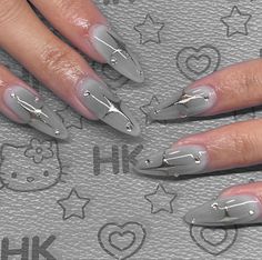 Nail Designs Stargirl, Grunge Almond Acrylic Nails, White Y2k Nails Almond, Almond Crome Nails, Black Nails Silver Design, Cool Nail Inspo Almond, Nails Inspiration Grunge, Silver Nails Aesthetic, Stiletto Glitter Nails