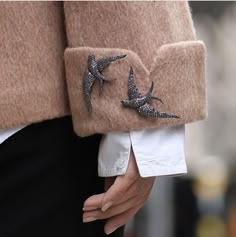 Christmas Brooch Outfit, Chique Outfit, Lulu Frost, 가을 패션, Mode Inspiration, Fashion Details, Fashion Casual, Brooches, Style Me