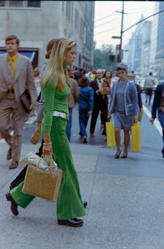 Moda anni ’70: i pezzi chiave dello stile di ieri che, ancora oggi, sono dei veri cult | Vanity Fair Italia Seventies Fashion 1970s Outfits, 70 Style Outfits, Authentic 70s Fashion, 70s Ideas, 70s Fashion Aesthetic, Vintage Fashion 1970, 70’s Aesthetic, Patti Hansen, Fashion Decades