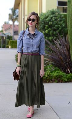 Saia Plissada Verde Militar Skirt Essentials, Long Skirt Outfit Ideas, Green Skirt Outfits, Long Skirt Outfit, Skirt Outfit Ideas, Pleated Skirt Outfit, Elegant Casual Dress, Modest Outfit, Long Skirt Outfits