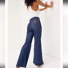 Brand New With Tag! Sold Out Everywhere! Wrangler Wanderer 622 High-Rise Flare Western Style Jeans In Women's Size 27x34 Tall/Long 98% Cotton, 2% Elastane Waist 27" Rise 11" Hips 36" Inseam 34" Across Bottom Hem 13" Flare Casual Denim Flare Jeans For Rodeo, Casual Jeans For Rodeo, Spring Casual Rodeo Jeans, Casual Jeans For Rodeo And Spring, Western Jeans, Style Jeans, Wrangler Jeans, Western Style, Jeans Style