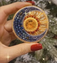 La luna, en secreto, siempre estuvo enamorada del Rey Sol. Por su mirada, por su rubor cuando Él se acercaba... Una noche, sin darse cuenta, La Luna se sintió rodeada por los brazos abrasadores del rey... Sun Bead Embroidery, Trending Craft Ideas, Simple Bead Embroidery Designs, Bead Embroidery Patterns Beadwork Design, Beaded Brooch Diy, Bead Embroidery Brooch, Beaded Pins, Bead Embroidery Earrings, Embroidery Beads