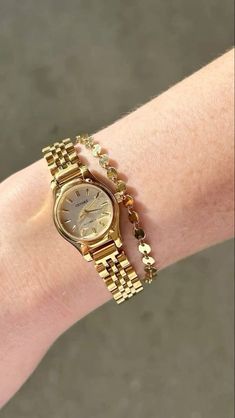 Gold Woman Watch, Outfits With Watches Women, Cute Gold Watch, Watch Gold Women's, Gold Watch Stack, Gold Women’s Watch, Watch Stacked With Bracelets, Gold Jwelery Designs, Gold Watch Aesthetic