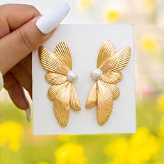 2022 New Pearl Inlaid Butterfly Stud Earrings Geometric Irregular Alloy Butterfly Earring Jewelry https://m.alibaba.com/product/1600544737564/2022-New-Pearl-Inlaid-Butterfly-Stud.html?__sceneInfo={"cacheTime":"1800000","type":"appDetailShare"} Jewlery Earrings, Matte Gold Earrings, Everyday Wear Jewelry, Embellished Fashion, Punk Earrings, Pearl Decor, Faux Pearl Earrings, Retro Earring, Butterfly Earrings Stud