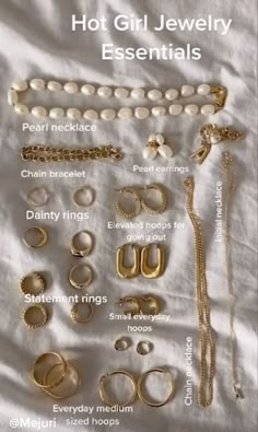 Capsule Wardrobe Jewelry, Types Of Jewelry, Fashion Vocabulary, Gold Jewelry Sets, Jewelry Accessories Ideas, Dope Jewelry, Hoop Earring Sets, Jewelry Essentials, Classy Jewelry