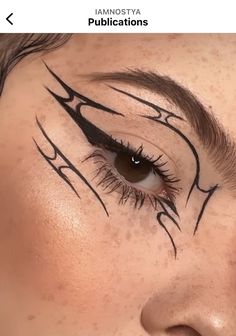 Snake Eyeliner, Art Eyeliner, Eyeliner Art, Face Makeup Tips, Cool Makeup Looks, Emo Makeup, Simple Graphic