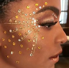 Gold Eye Makeup With Rhinestones, Gvf Concert Makeup, Gold Rhinestone Makeup, Purple Festival Makeup, Rave Makeup Ideas, Color Guard Makeup, Makeup Coachella, Carnaval Make-up