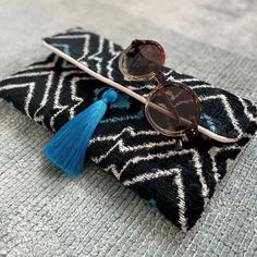 Mila∞Miro by Emelie · Chic clutch bag in handloomed fabric · Lightweight, soft and suitable for phone, keys, purse · Made of 100% silk velvet ikat · Magnetic snap closure, silk tassel · Can be ordered without or with chain (110 cm) · Size 17x30 cm / 6.7”x11.8” · Worldwide delivery within 1 week · Free shipping! Kindly note: - These bags are made-to-order. Position of pattern can differ from product pictures displayed. Colors in reality may also differ a bit depending on angle, light and the scre Ikat Bag, Hand Loom, Silk Velvet, Product Pictures, Picture Display, Snap Closure, Gold Chains, Gold Chain, Cufflinks