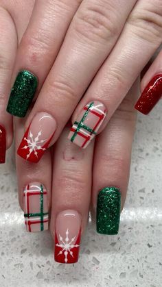 Christmas Nail Designs Acrylic, Red Christmas Nails, Plaid Nails, Christmas Nails Easy, Cute Christmas Nails, Christmas Gel Nails, Christmas Nail Art Designs, Makijaż Smokey Eye, Christmas Nails Acrylic