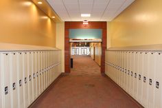 an empty hallway between two rows of lockers