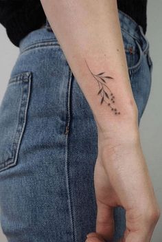 50 Atemberaubende, kleine Tattoos: Inspiration & Ideen Botanisches Tattoo, Tattoos Instagram, Simple Tattoos For Women, Tattoo Placements, Muster Tattoos, Meaningful Tattoos For Women, Inspiration Tattoos, Small Tattoos Simple, Small Meaningful Tattoos