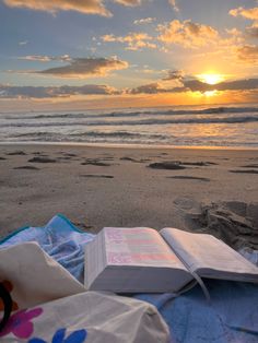 beach picnic bible study with sunrise Beach Date, Summer Feeling, American Beauty, Alam Yang Indah, Summer Dream, Summer Photos, Summer Pictures, Beach Aesthetic