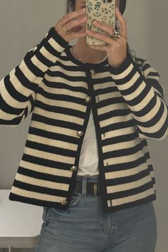 Black And White Striped Cardigan Outfit, Capsule Wardrobe Black, Class Fits, University Outfits, Black And White Cardigan, Librarian Style, 2023 Aesthetic