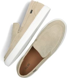 Stap in stijl met de SHN2311 loafers van het merk CLAY. Deze lichtbruine suède schoenen zijn perfect voor heren die op zoek zijn naar comfort en klasse. Deze schoen heeft leuke details zoals de opgestikte neus- en hielrand. En het merkembleem op de zijkant. De binnenkant is van leer en het voetbed uitneembaar. De witte rubberen zool is comfortabel en gripvast, heeft bij de neus en hiel een extra stootrand. Draag ze naar een zomerse bruiloft of combineer ze met een chino en een casual shirt voor een relaxte look. Met deze loafers ben je altijd goed gekleed, of je nu naar kantoor gaat of een drankje doet met vrienden. Laat je stijl spreken met de SHN2311 van CLAY. Casual Shirt