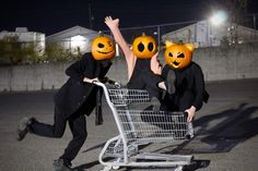 Halloween Two People Selfie Poses Drawing, Pose With 3 Friends, 3 Person Photoshoot Poses Funny, Fall Reference Photos, Halloween Pfp 3 People, Halloween Pfp Matching Trio, Halloween Matching Pfp 3 People, Halloween Trio Pfp, Pfp For 3 People