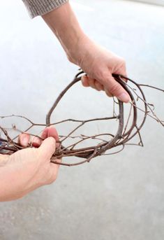 DIY Bird Nests: Twig Tabletop Arrangements for Easter Diy Bird Nest How To Make, Bird Nest Diy, Diy Birds Nest, Diy Bird Nest, Wood Weaving, Nest Craft, Takken Decor, Easter Egg Nest, Bird Nest Craft