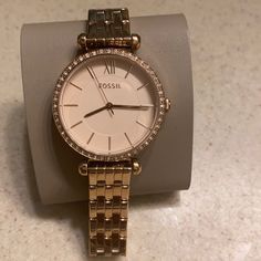 Rose Gold Never Worn Watch. Gold Smart Watch Women, Expensive Watches For Women, Fossil Watches Women, Rose Gold Watches Women, Watch Trends, Gold Watches Women, Latest Watches, Smartwatch Women, Rose Gold Watches