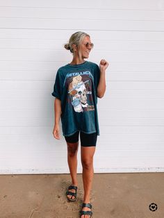 Shorts And Graphic Tee, Cute Biker Shorts, Outfit Biker Shorts, Soccer Mom Outfit, Biker Shorts Outfit Summer, Biker Shorts Outfits, Chic Airport Outfit, Outfit Biker, Bike Shorts Outfit