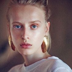 Gold painted mussel earring Simple Photoshoot, Jewelry Styling, Discount Jewelry, Brighton Jewelry, Jewelry Images, Best Jewelry Stores, Nail Accessories, Gorgeous Jewelry, Stunning Jewellery