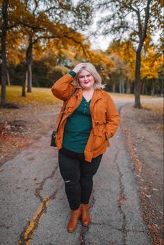 Plus Size Fall Fashion 2022, Fall Fashion Teacher, Fall Outfits With Jeans, Plus Size Raincoat, Audrey Hepburn Style Outfits, Country Fall Outfits, Women Fall Outfits, Outfits With Jeans, Oc Fashion