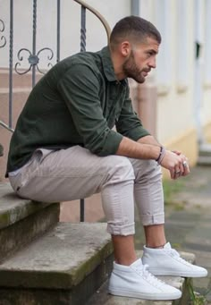 Tênis Cano Alto. Macho Moda - Blog de Moda Masculina: Tênis Cano Alto Masculino, Como Usar? 23 Dicas para usar Sneaker Cano Alto, Sneaker Cano Alto. Camisa Verde Militar, Calça Bege, Tênis Branco Outfit Colour Combinations, Green Shirt Outfits, Guys Style, Men Mode, Men's Hairstyle, Oufits Casual, Men Haircut, Men's Outfits