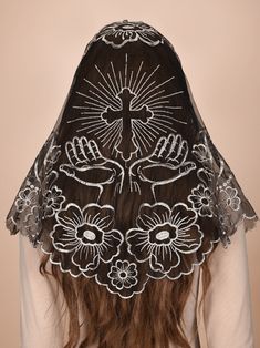 Follow us on ins, and give out coupons from time to time. https://www.instagram.com/mantveils/ Our exquisite Cross and Camellia Mantilla Triangle Veil, a truly unique and exquisite headpiece that combines elegance with devotion. Handcrafted with love and attention to detail, this veil is a stunning addition to your spiritual attire. The triangle veil measures approximately 135*60cm, offering ample coverage while maintaining a soft and comfortable feel. The delicate and intricate design features Goth Things, Weddings Idea, Chapel Veil, Blue Valentine, Type Shi, Goth Wedding, Art Things, Pretty Clothes, Dreamy Wedding