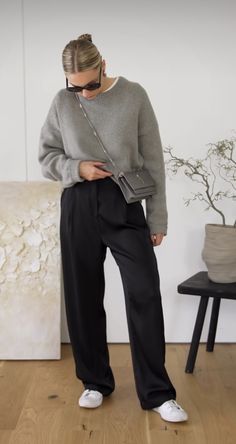 Trousers T Shirt Outfit, Tailored Trousers Women Outfits, Black Slacks Fall Outfit, Minimalist Trousers Outfit, Black Trousers Autumn Outfit, Black Trouser Outfit Ideas Women, Black Trousers Outfit Casual Fall, Black Rollneck Outfits, Sweatshirt With Trousers Outfit