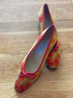 Good used condition floral designer vintage flats Vintage Closed Toe Flats, Vintage Ballerina, Plates Vintage, Flat Pumps, Floral Flats, Vintage Flats, Floral Designer, Ballet Pumps, Designer Vintage