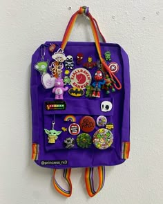 Kanken Backpack Decoration, Schoolbag Aesthetic, Decorated Backpack, Backpack With Pins, Backpack Ideas, Backpack Art, Cute Luggage, School Bag Essentials, Decorated Bags