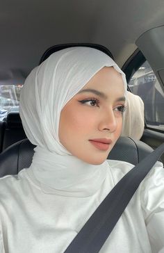 Hijab Makeup Look, Malaysian Makeup, Make Up Hijab, White Hijab Outfit, Makeup Diy Tutorial, Doe Eye Makeup, Selfie Hijab, Makeup Hijab, Wallpaper For Facebook