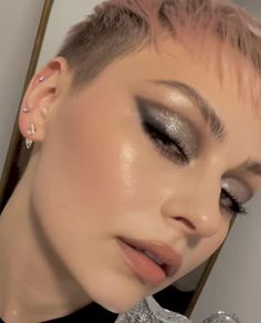 Silver Eye Makeup Aesthetic, Silver Sparkle Makeup, Silver Chrome Makeup, Silver Sparkly Makeup, Silver Outfit Aesthetic, Dark Eye Makeup Looks, Natural Glitter Makeup, Silver Makeup Ideas, Metallic Eyeshadow Looks