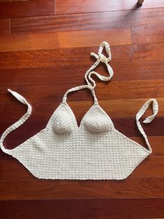 This is a pdf pattern of a crochet halter top. This is a great halter top to wear in the summer and it's very breathable!  This crochet halter tie top is for sizes extra small (XS) to small or sizes 0 to 4. This top uses your measurements so it's customizable.  This pattern is good for beginners and those with intermediate knowledge of crochet. I used one skein of yarn. When you purchase this, you'll receive an eight page pattern with step-by-step instructions as well as photos and diagrams.  Supplies: Crochet hook size F-5 Acrylic yarn medium weight size #4 - one skein (I used Lion Brand) Scissors Darning needle (large blunt needle for yarn) Measuring tape If you make this, I would love to see your photos! And if you need any help or believe there needs to be adjustments to the pattern, p Crochet Outfits For Summer, Cute Crochet Tops Tutorial, Crochet Straps For Tops, Crochet Party Top, How To Crochet A Top, Crochet Top Diagram, Simple Crochet Tops, Tie Top Crochet, Triangle Crochet Top