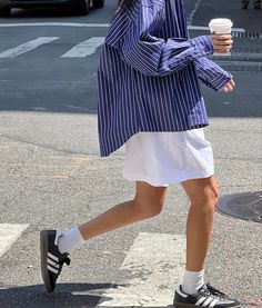 Samba Shoes Outfit, Vogue Collection, Outfit Street Style, Samba Shoes, Pocket Blouse, Skandinavian Fashion, 가을 패션, Mode Vintage