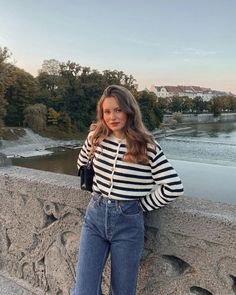 Striped Sweater Outfit, Fall Trends Outfits, Button Down Sweater, London Outfit, Pullover Outfit