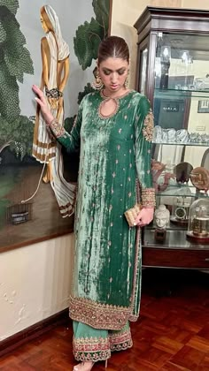 Velvet Pakistani Dress, Velvet Suit Design, Kinza Hashmi, Pakistani Formal Dresses, Heavy Dresses, Velvet Dress Designs, Latest Dress Design, Desi Fashion Casual, Pakistani Fancy Dresses