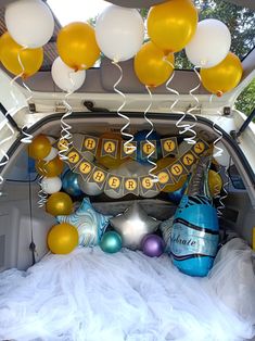 decor Fathers Day Surprise Ideas, Airplane Birthday Party Decorations, Trunk Ideas, Trunk Party, Happy Birthday Decor, Frozen Birthday Invitations, Airplane Birthday Party, Simple Birthday Decorations