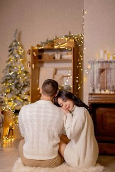 Christmas Photos Ideas For Couples, Christmas Ideas Couples, Christmas Photos For Couples, New Year Photoshoot Ideas Couple, New Year Photoshoot Couple, Couples Christmas Poses, Couple Xmas Photoshoot, Christmas Photo Couple, Couple Christmas Poses