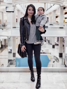 12 Ways To Wear Combat Boots: You'll Fall In Love - The Mom Edit Leggings With Combat Boots, Combat Boots Winter Outfit, Combat Boots And Leggings, Trendy Winter Boots, Leggings And Combat Boots, Shoe Outfits, Mom Status