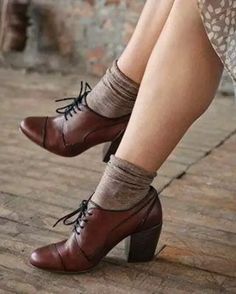 A vintage touch to your outfit! Leather, beautiful brown shoes. Shoes With Socks, Shoes Cabinet, Shoes And Socks, Lace Booties, Oxford Heels, Retro Mode, Brown Shoes, Shoes Comfortable, Simple Ideas