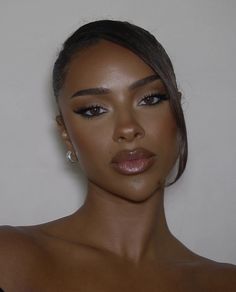 Glowy Angelic Makeup, Bronzy Makeup Black Women, Soft Glam Tan Skin, Sabrina Carpenter Makeup Brown Skin, Evening Make Up Looks, Corporate Makeup, Iconic Makeup Looks, Black Woman Makeup