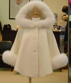 Fluffy Shawl, Gaun Abad Pertengahan, Fur Dress, Cute Coats, Coat Outfits, Clothing Hacks, Mode Vintage, Dream Clothes