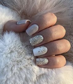 Winter Nail Designs 2023, Red Nails Glitter, Glitter Accent Nails, Squoval Nails, Formal Nails, Gold Glitter Nails, Winter Nail Designs, Winter Nail